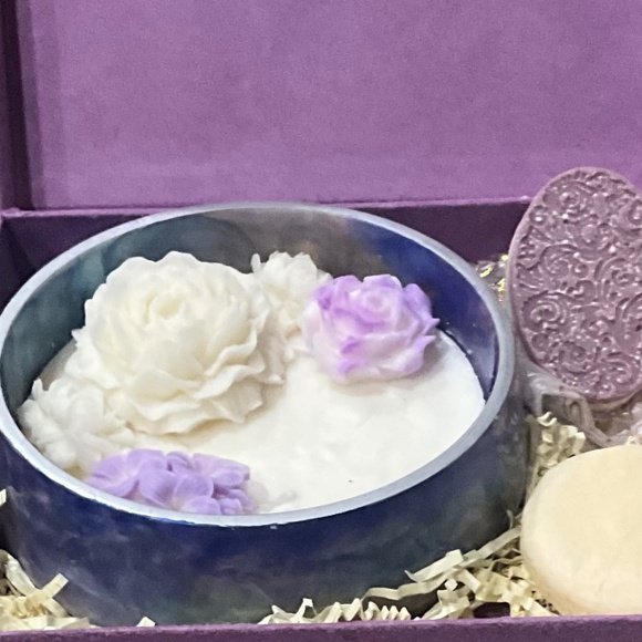 Flowers & Flame Lavender/Vanilla/Rose 3 Wick Soy Candle & 2 Soaps - Picture 6 of 7